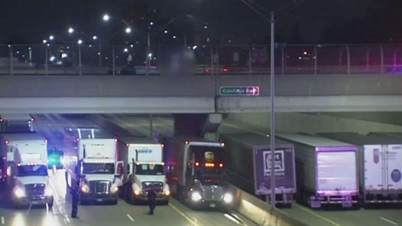 13 Truck Drivers Block Highway To Form A ‘Safety Net’